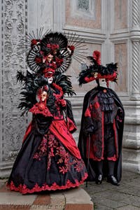 La sfilata dei costumi del Carnevale di Venezia 2026 davanti alla chiesa di San Zaccaria.