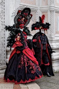 La sfilata dei costumi del Carnevale di Venezia 2026 davanti alla chiesa di San Zaccaria.