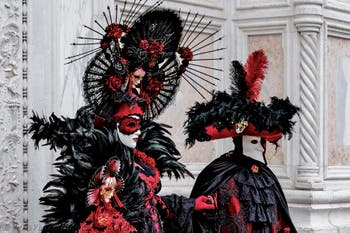 La sfilata dei costumi del Carnevale di Venezia 2026 davanti alla chiesa di San Zaccaria.