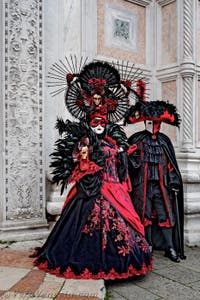 La sfilata dei costumi del Carnevale di Venezia 2026 davanti alla chiesa di San Zaccaria.