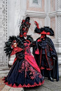 La sfilata dei costumi del Carnevale di Venezia 2026 davanti alla chiesa di San Zaccaria.