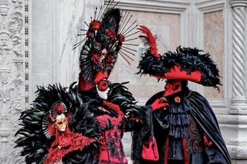 La sfilata dei costumi del Carnevale di Venezia 2026 davanti alla chiesa di San Zaccaria.