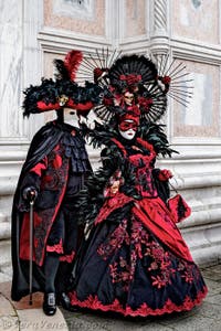 La sfilata dei costumi del Carnevale di Venezia 2026 davanti alla chiesa di San Zaccaria.