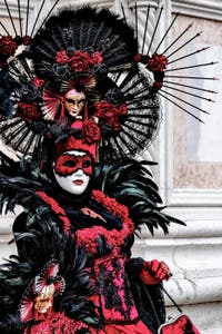 La sfilata dei costumi del Carnevale di Venezia 2026 davanti alla chiesa di San Zaccaria.