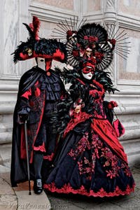 La sfilata dei costumi del Carnevale di Venezia 2026 davanti alla chiesa di San Zaccaria.