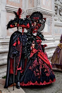 La sfilata dei costumi del Carnevale di Venezia 2026 davanti alla chiesa di San Zaccaria.