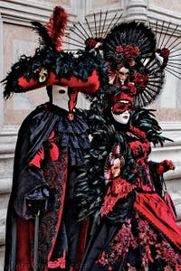 La sfilata dei costumi del Carnevale di Venezia 2026 davanti alla chiesa di San Zaccaria.