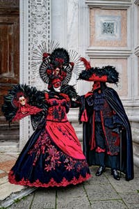 La sfilata dei costumi del Carnevale di Venezia 2026 davanti alla chiesa di San Zaccaria.