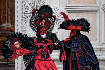 La sfilata dei costumi del Carnevale di Venezia 2026 davanti alla chiesa di San Zaccaria.