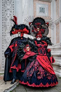 La sfilata dei costumi del Carnevale di Venezia 2026 davanti alla chiesa di San Zaccaria.