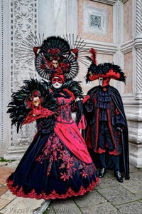 La sfilata dei costumi del Carnevale di Venezia 2026 davanti alla chiesa di San Zaccaria.