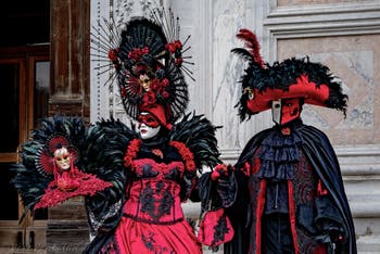 La sfilata dei costumi del Carnevale di Venezia 2026 davanti alla chiesa di San Zaccaria.
