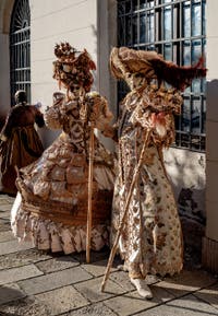 La sfilata dei costumi del Carnevale di Venezia 2026 sul Campo San Lorenzo.