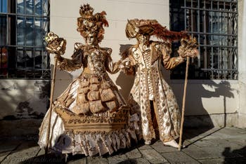 La sfilata dei costumi del Carnevale di Venezia 2026 sul Campo San Lorenzo.