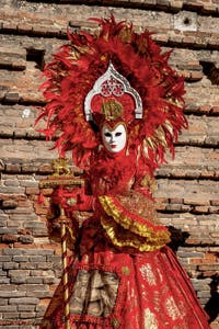 La sfilata dei costumi del Carnevale di Venezia 2026 sul Campo San Lorenzo.