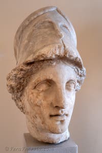 Testa di Atena con elmo corinzio al Museo Archeologico di Venezia, in Italia