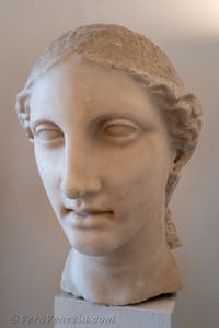Testa di Atena al Museo Archeologico di Venezia, in Italia