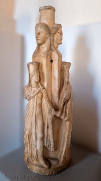 La dea Ecate, l'Ecateion e le Cariti al Museo Archeologico di Venezia, in Italia