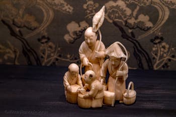 Piccoli personaggi con cesti e fiori (Giappone) Ca' Pesaro Museo d'Arte Orientale di Venezia, Italia