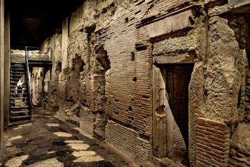 Il Cardine o Cardo della Neapolis sotterranea sotto la Basilica di San Lorenzo Maggiore a Napoli, in Italia