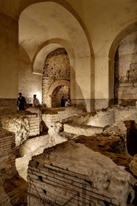 Resti del secondo criptoportico della Neapolis sotterranea sotto la Basilica di San Lorenzo Maggiore a Napoli, in Italia