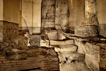 Resti del secondo criptoportico della Neapolis sotterranea sotto la Basilica di San Lorenzo Maggiore a Napoli, in Italia