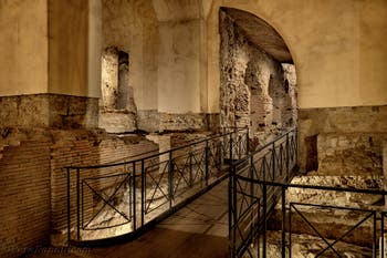 Il Cardine o Cardo della Neapolis sotterranea sotto la Basilica di San Lorenzo Maggiore a Napoli, in Italia