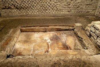 Il bacino dell'impluvium della Neapolis sotterranea sotto la Basilica di San Lorenzo Maggiore a Napoli, in Italia