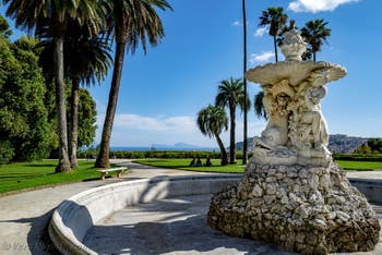 La fontana del belvedere del Palazzo Reale di Capodimonte e la vista sulla baia di Napoli