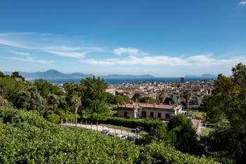 I giardini del belvedere del Palazzo Reale di Capodimonte e la vista sulla baia di Napoli