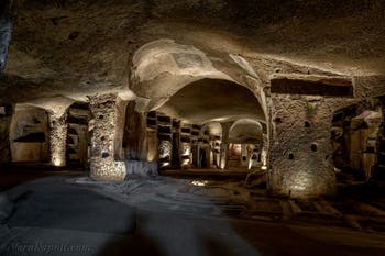 Basilica del livello superiore delle catacombe di San Gennaro a Napoli, in Italia