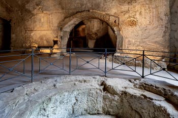 Fonte battesimale della sede vescovile di Paolo II, catacombe di San Gennaro a Napoli, in Italia