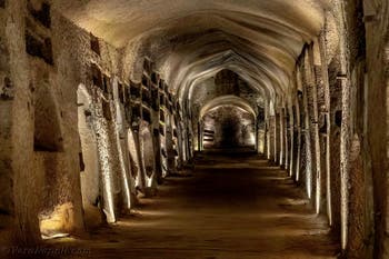 Vestibolo inferiore delle catacombe di San Gennaro a Napoli, in Italia