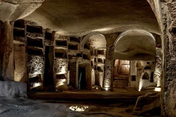 Basilica del livello superiore delle catacombe di San Gennaro a Napoli, in Italia