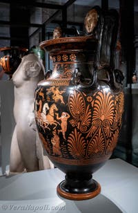 Cratero apulo a volute, a figura rossa, Apoteosi di Ercole, scena di komos dionisiaco, Galleria d’Italia Zevallos a Napoli, in Italia