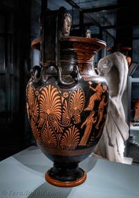 Cratero apulo a volute, a figura rossa, Apoteosi di Ercole, scena di komos dionisiaco, Galleria d’Italia Zevallos a Napoli, in Italia