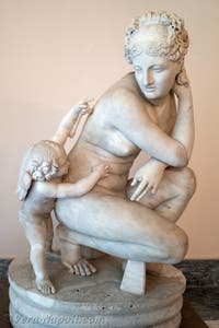 Afrodite-Venere accovacciata con Cupido, collezione Farnese, Museo Archeologico di Napoli