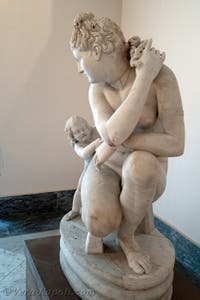 Afrodite-Venere accovacciata con Cupido, collezione Farnese, Museo Archeologico di Napoli