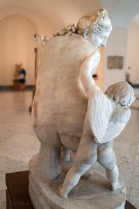 Afrodite-Venere accovacciata con Cupido, collezione Farnese, Museo Archeologico di Napoli