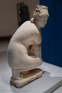 Afrodite Venere accovacciata, collezione Farnese, Museo Archeologico di Napoli, Italia