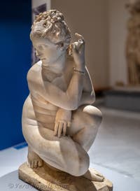 Afrodite Venere accovacciata, collezione Farnese, Museo Archeologico di Napoli, Italia