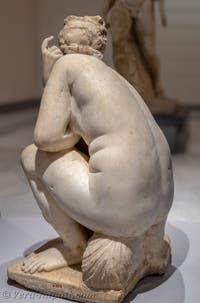 Afrodite Venere accovacciata, collezione Farnese, Museo Archeologico di Napoli, Italia