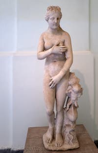 Afrodite, tipo Dresda Capitolina, Museo Archeologico di Napoli, Italia
