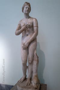 Afrodite, tipo Dresda Capitolina, Museo Archeologico di Napoli, Italia