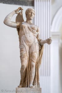 Afrodite tipo Louvre, Museo Archeologico di Napoli, Italia