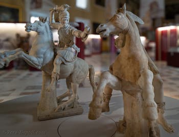 Cavaliere con corazza e amazzone morente, collezione Farnese, Museo Archeologico di Napoli, Italia