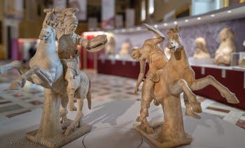 Cavaliere con corazza e amazzone morente, collezione Farnese, Museo Archeologico di Napoli, Italia