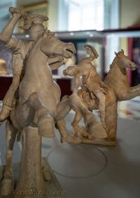 Cavaliere con corazza e amazzone morente, collezione Farnese, Museo Archeologico di Napoli, Italia
