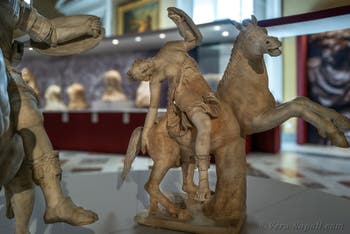 Cavaliere con corazza e amazzone morente, collezione Farnese, Museo Archeologico di Napoli, Italia