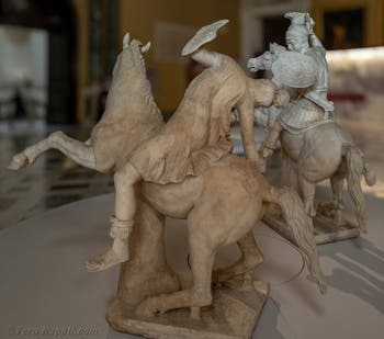 Cavaliere con corazza e amazzone morente, collezione Farnese, Museo Archeologico di Napoli, Italia